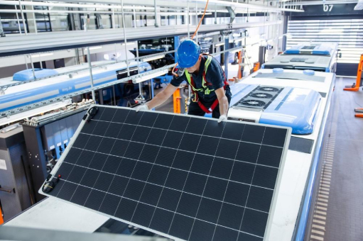 ZF SolarBoost: Nachrüstbare Solarpanel für Busflotten senken Kraftstoffkosten und erhöhen die Batterielebensdauer