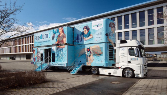 Mit digitalen Kompetenzen die Berufschancen steigern: Lern-Truck in Breisach, Müllheim und Freiburg