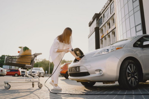 AC-Ladeinfrastruktur im Einzelhandel: Wie Parkflächen neue Erlös- und Nutzungspotenziale erschließen