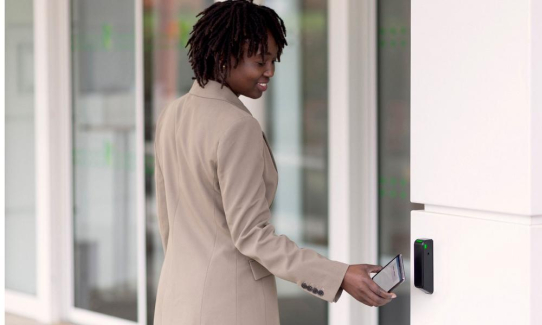 ASSA ABLOY: Kartenleser DR100 bringt Aperio®-Technologie an weitere Zutrittspunkte