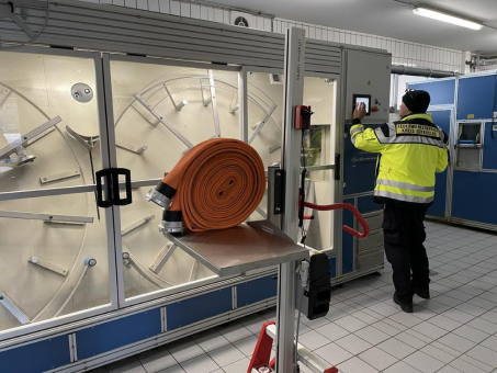 Ergonomische Entlastung für Feuerwehr-Beschäftigte beim Schlauch-Handling