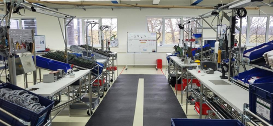 Lean Production in der Elektronikfertigung: TELENOT reduziert Durchlaufzeit um 89 % mit modularen Arbeitssystemen