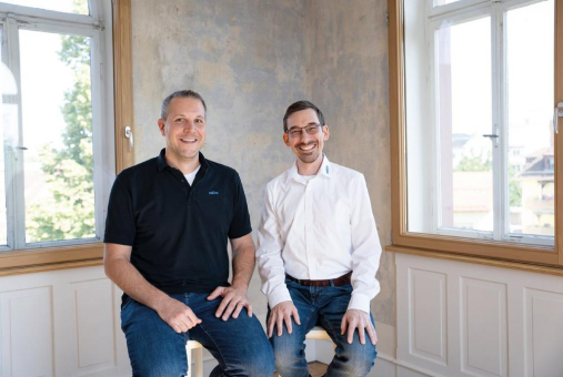 Roxtra erweitert QM-Software roXtra um KI-Assistent roXi und KI-Hub