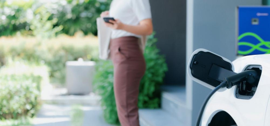 Dienstwagen zuhause laden:  ENERANDO zeigt, wie Unternehmen eine praktikable und skalierbare Lösung aufsetzen