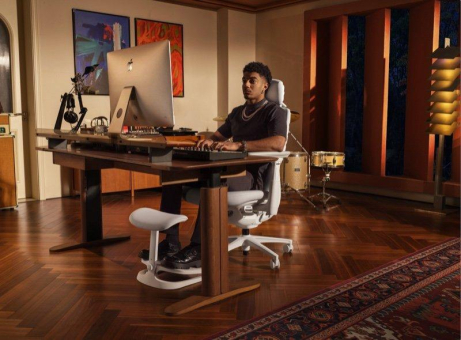 Jetzt im Angebot! Der neue ergonomische Stuhl „LiberNovo Maxis Big & Tall“ sorgt für ein neues Maß an „Stabilität, Breite und Komfort“ beim langen Sitzen