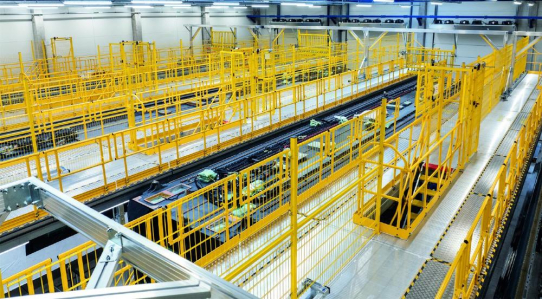 Maßgeschneiderte Arbeitsbühnen für die Schienenfahrzeugproduktion