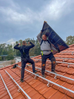 Rückenentlastung für die Energiewende: hTRIUS bringt das BionicBack Exoskelett in die Solar- und Photovoltaikbranche