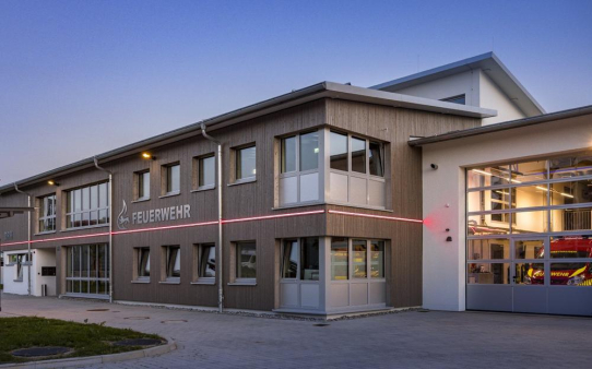 Modernes Blaulichtzentrum Westhausen setzt auf nachhaltige Holzfassade