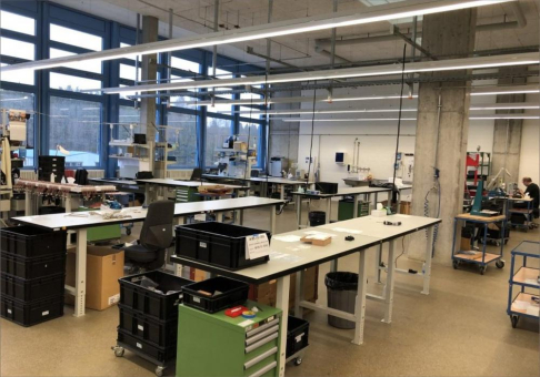 SWAN Analytische Instrumente AG optimiert Produktion mit modularen Arbeitsplatzlösungen von BeeWaTec