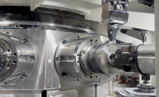 Über den traditionellen Transfer hinaus: Integration und Steuerung in einer überdimensionalen Maschine für die Automobilindustrie