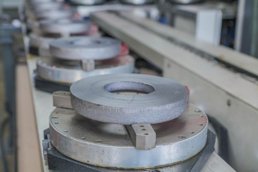 Neuer Ausgleichshalter von KEMPF eröffnet neue Möglichkeiten beim  maschinellen Entgraten von Gussbauteilen auf Drehmaschinen