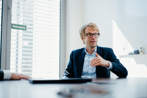 Die zweite Phase der KI in service-intensiven Industrien: Erfahrungen aus drei Jahren Produktivbetrieb