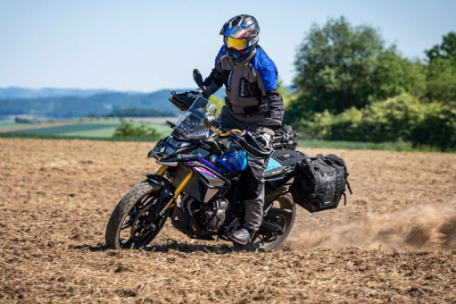 Nun auch für die BMW F 450 GS: Die Wunderlich Gepäckbrücke für den Soziussitz