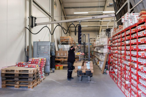 Boom im Baustoff-Onlinehandel: Vakuum-Hebetechnik unterstützt Mitarbeitende im Versand