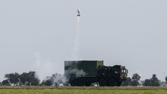 Rheinmetall demonstriert erfolgreich Start des Loitering Munition Systems FV-014 aus Containerized Missile Launcher