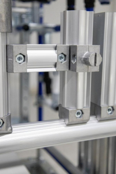 Aluminium-Vierkantsystem 28 × 28 mm: Flexible Profilvarianten für modulare Lean-Lösungen