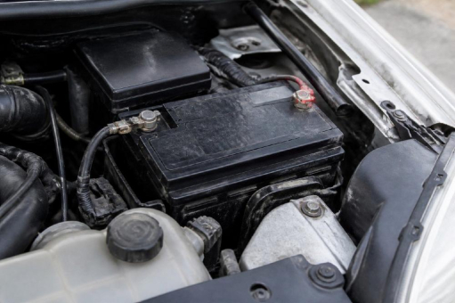 Häufigste Pannenursache bleibt die 12-Volt-Batterie: Fast die Hälfte aller Einsätze der Pannenhilfe geht allein auf dieses Bauteil zurück