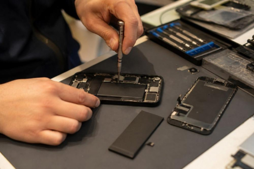 Reparaturpflicht für Smartphones: Umsetzungsgesetz zur EU-Reparaturrichtlinie gilt seit dem 23. Juli 2026 unabhängig vom Kaufdatum