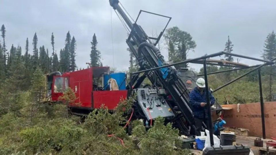 Formation Metals: Step-Out-Bohrungen erweitern Goldziel A-Zone um 200 Meter nach Süden