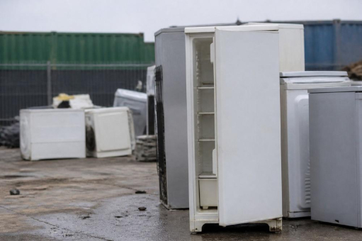 Kühlgeräte stellen ein Fünftel des Elektroschrotts: 176.700 Tonnen fielen 2024 in Deutschland an, die Wiederverwendung sank um 6,3 Prozent