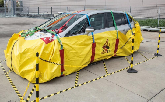 Recover-E-Bag – mobiler Havarieplatz für beschädigte Elektrofahrzeuge