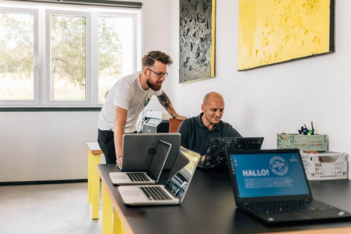 HEY, ALTER! Viechtach sucht gebrauchte Laptops: PASSION4IT ruft Unternehmen der Region zur Spende für Schüler ohne eigenen Rechner auf