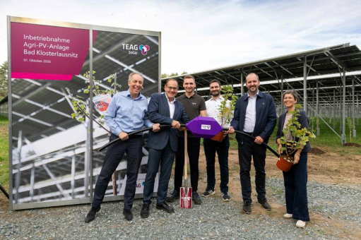 Doppelte Ernte mit Heidelbeeren und Sonnenstrom - TEAG Solar nimmt Thüringens größte Agri-PV-Anlage in Betrieb