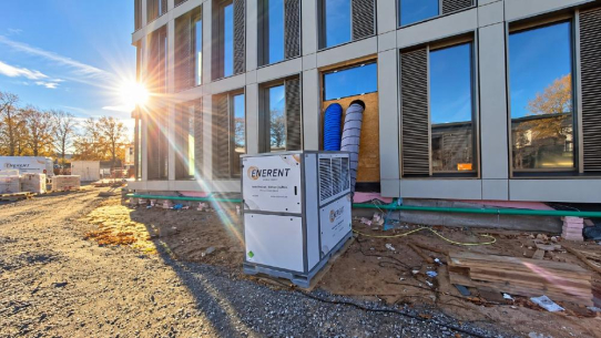 Rohbau ohne fossile Brennstoffe: ENERENT setzt erneut auf mobile Wärmepumpen
