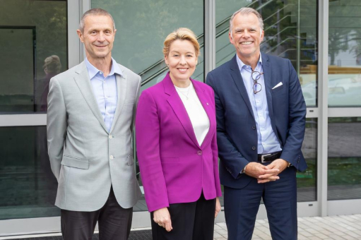 DIZG: Wirtschaftssenatorin Giffey besucht Spezialversorger für humane Gewebetransplantate