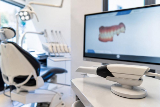 Dentalindustrie wächst 2025 im Inland um 6 Prozent auf 2,4 Milliarden Euro, während die Zahl der Zahnersatz-Fälle seit 2014 um ein Fünftel sank